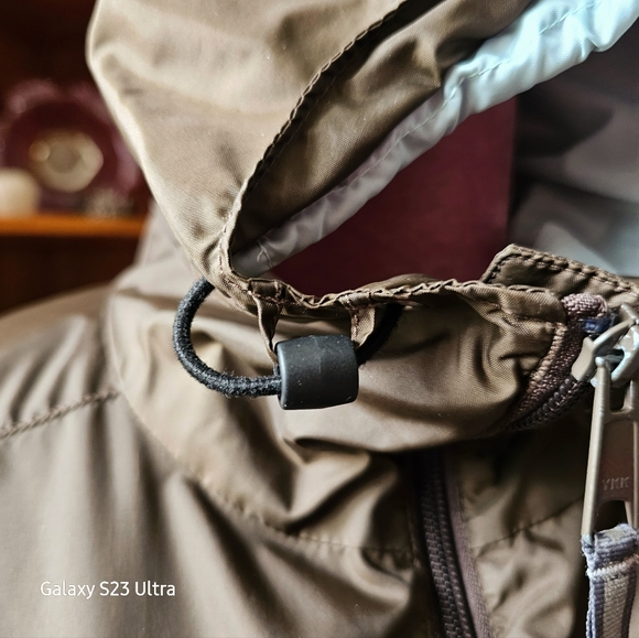 Columbia packable windbreaker, size small. - Picture 9 of 10